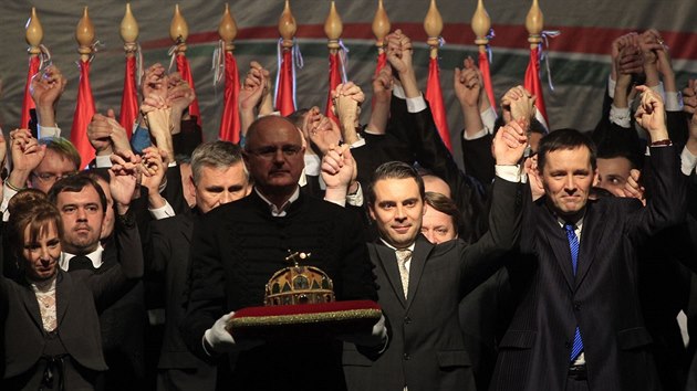 Veden strany Jobbik oslavuje sputn pedvolebn kampan v 15. nora v Mikovci (Miskolc) na severu Maarska. f strany Gabor Vona uprosted se svtlou kravatou.