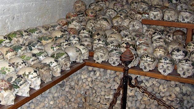 V kostnici v Hallstattu je uloeno nkolik set lebek zesnulch. Na ele je napsno jmno, datum narozen a mrt a namalovn je vnec z dubovho list, beanu nebo kvtin.