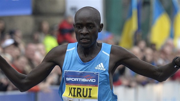 Prask plmaraton ovldl Kean Peter Kirui asem 59:22 minuty.