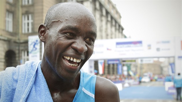 LEVA PO FINII. Prask plmaraton ovldl Kean Peter Kirui asem 59:22 minuty.