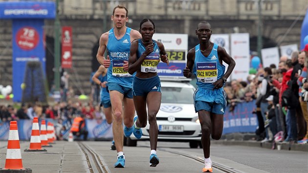 NEJRYCHLEJ ENA A NEJRYCHLEJ ECH. Na snmku v poped nejlep ena Praskho plmaratonu Joyce Chepkirui, za n nejlep ech Jan Kreisinger.