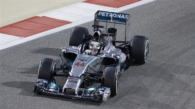 Britsk jezdec formule 1 Lewis Hamilton bhem kvalifikace na Velkou cenu Bahrajnu