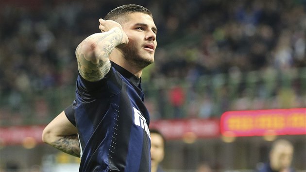 J VS NESLYM... tonk Interu Miln Mauro Icardi se raduje z pokoen obrany Bolon.