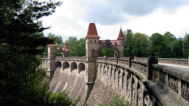 Les Království - Dobře patrné přepadní otvory pod korunou hráze