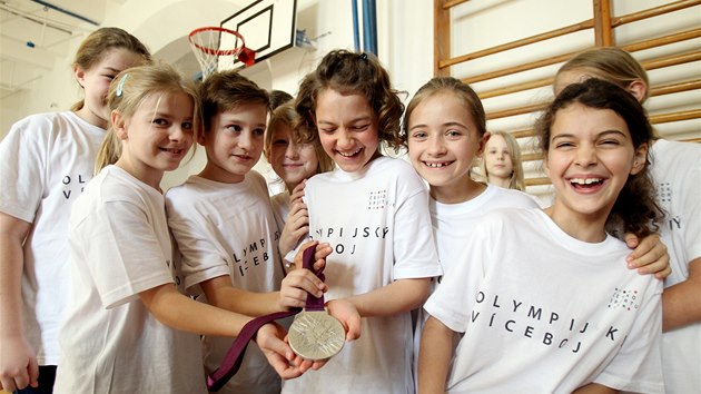 Dti ze Zkladn koly Slovensk si prohlej medaili Vavince Hradilka z olympidy v Londn. 