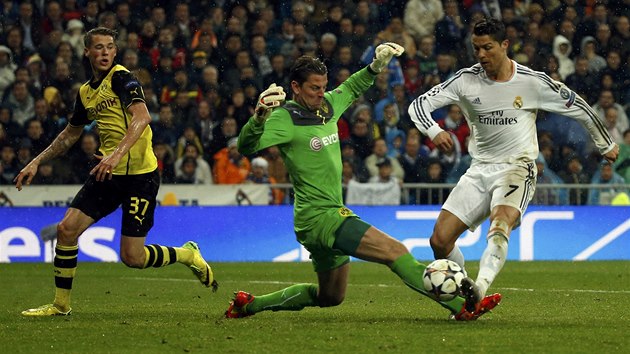 LEPIDLO NA NOZE. Cristiano Ronaldo z Realu Madrid si obhodil branke Dortmundu Romana Weidenfellera a vstelil gl. 