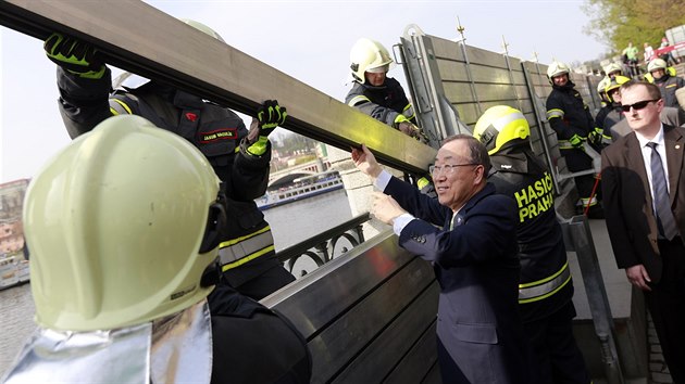 Generln tajemnk OSN Pan Ki-mun pomh se stavbou protipovodovch zbran na praskm Alov nbe (4. dubna 2014).