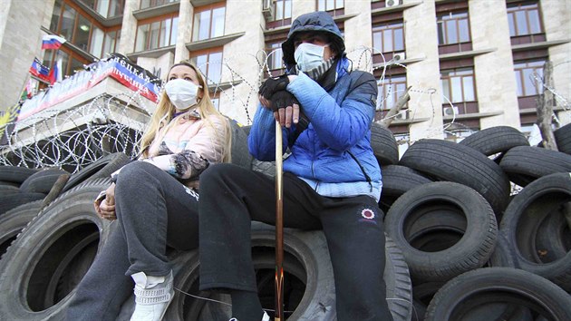 Barikda proruskch demonstrant ped sdlem regionln vldy v Doncku (7. dubna 2014).
