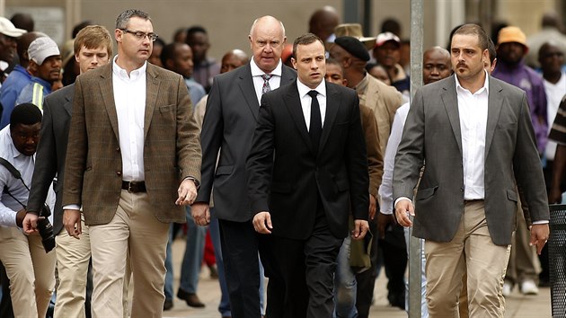 Oscar Pistorius (uprosted) pichz k soudu v jihoafrick Pretorii (9. dubna 2014)
