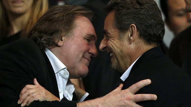 DVA NOSI SLEDUJ FOTBAL. Herec Gerard Depardieu a bval francouzsk prezident Nicolas Sarkozy se potkali na utkn Paris St. Germain - Chelsea.