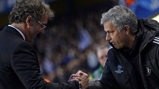 POZDRAV TRENR. Laurent Blanc, kou PSG (vlevo), a Jos Mourinho z Chelsea.