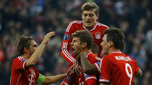 OBRAT SKRE. Fotbalist Bayernu Mnichov se raduj z glu Thomase Mllera (dole uprosted).