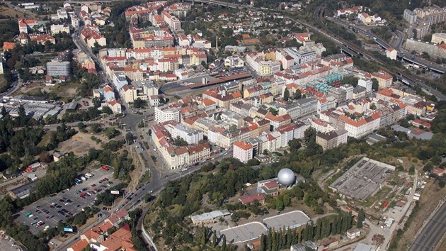 V pvodn prmyslov Libni zstalo velk mnostv chtrajcch budov a przdnch parcel po rozshlch demolicch tovren. Na snmku vpravo dole je parcela pro novou radnici. 