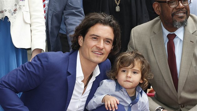 Orlando Bloom a jeho syn Flynn pi odhalen hvzdy na hollywoodskm chodnku slvy (Los Angeles, 2. dubna 2014).