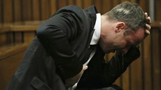 Jihoafrický atlet Oscar Pistorius pláe u soudu (7. dubna 2014)