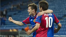 Matias Delgado a Valentin Stocker z Basileje se radují z gólu proti Valencii.