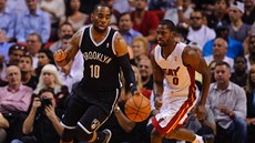 Marcus Thornton (vlevo) z Brooklynu dribluje pod dohledem Toneyho Douglase z