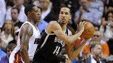 Shaun Livingston z Brooklynu je pod tlakem Maria Chalmerse z Miami. 