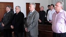 U okresního soudu ve Frýdku-Místku stanuli (zleva) bývalý radní Hnojníku U okresního soudu ve Frýdku-Místku stanuli (zleva) bývalý radní Hnojníku