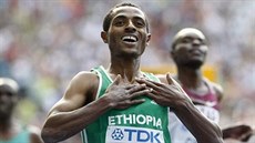 Kenenisa Bekele (uprosted) kompletuje ve finii závodu na 5000 metr své vytrvalecké double z MS v Berlín 2009. Vlevo obhájce titulu Bernard Lagat.