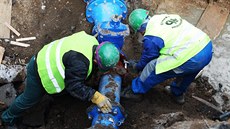 Dělníci v Markétské ulici v pražském Břevnově pracují na odstranění havárie... Dělníci v Markétské ulici v pražském Břevnově pracují na odstranění havárie...
