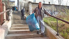 Odpadem naplnili bezdomovci dvanáct velkých plastových vaků. Odpadem naplnili bezdomovci dvanáct velkých plastových vaků.