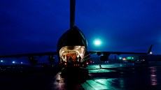 Letoun C-17 Globemaster na základn Manas v Kyrgyzstánu. Americké síly odsud do...