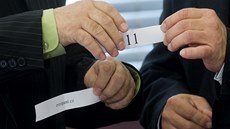 Členové Státní volební komise losovali čísla, kterými budou označeny hlasovací Členové Státní volební komise losovali čísla, kterými budou označeny hlasovací