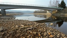 Odhalené pvodní koryto Vltavy na zaátku jezera pod mostem v Nové Peci.
