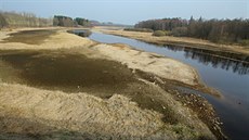 Odhalené pvodní koryto Vltavy na zaátku jezera  v Nové Peci.