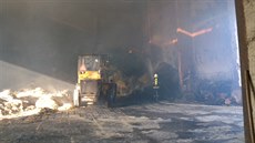 Požár skladovací haly v obci Libuň na Jičínsku. (2. 4. 2014) Požár skladovací haly v obci Libuň na Jičínsku. (2. 4. 2014)