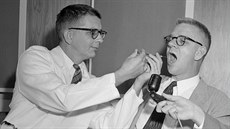 Doktor Harry L. Williams (vlevo) podává dávku LSD (diethylamid kyseliny... Doktor Harry L. Williams (vlevo) podává dávku LSD (diethylamid kyseliny...