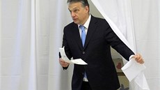 Maarský premiér Viktor Orbán hlasuje o novém sloení parlamentu (6. dubna 2014)