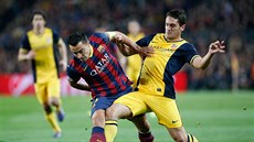 Záloník Koke z Atlétika Madrid (vpravo) se snaí zastavit Xaviho z Barcelony...