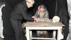 Romana Němečková ze Západočeského muzea upravuje expozici s poustevníkem. Romana Němečková ze Západočeského muzea upravuje expozici s poustevníkem.