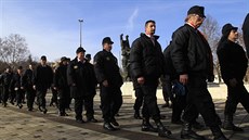Stoupenci Nové maarské gardy v uniformách pochodují ped stadionem v Mikovci,...