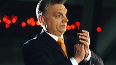 Maarský premiér Viktor Orbán tleská pi pohledu na výsledky parlamentních...