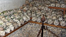 V kostnici v Hallstattu je uloeno nkolik set lebek zesnulých. Na ele je...