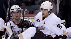 Teemu Selänne z Anaheimu Ducks práv skáe do hry.