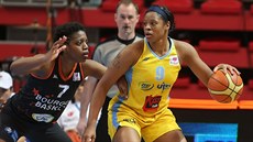 Kia Vaughnová (vpravo) z USK Praha útočí na koš Bourges přes Endéne Miyemovou. Kia Vaughnová (vpravo) z USK Praha útočí na koš Bourges přes Endéne Miyemovou.