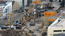 Petice ani protesty nepomohly, obchodní dům Ještěd zmizel z centra Liberce. Petice ani protesty nepomohly, obchodní dům Ještěd zmizel z centra Liberce.