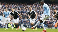 Yaya Touré (vpravo) takhle ve 3. minut promnil proti Southamptonu pokutový...