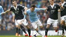 David Silva (uprosted) z Manchesteru City se chce odván probít mezi Morganem...