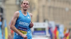 Český běžec Jan Kreisinger na trati Pražského půlmaratonu Český běžec Jan Kreisinger na trati Pražského půlmaratonu