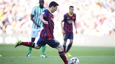 Lionel Messi promuje penaltu a Barcelona se ujímá vedení nad Betisem Sevilla.