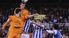 Gareth Bale z Realu Madrid hlavikuje v duelu na hiti San Sebastianu.