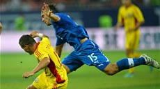 Slovenský fotbalista Tomáš Kóňa (vpravo) bojuje o míč proti Gabrielu Torjemu v Slovenský fotbalista Tomáš Kóňa (vpravo) bojuje o míč proti Gabrielu Torjemu v