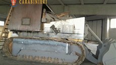 Buldozer přestavěný na tank, kterým chtěli útočit benátští separatisté... Buldozer přestavěný na tank, kterým chtěli útočit benátští separatisté...