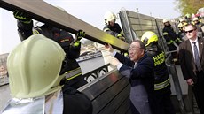 Generální tajemník OSN Pan Ki-mun pomáhá se stavbou protipovodových zábran na...