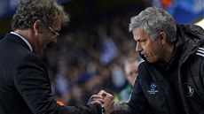 POZDRAV TRENÉR. Laurent Blanc, kou PSG (vlevo), a José Mourinho z Chelsea.